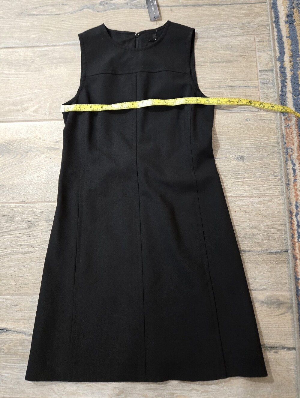 Classic Black Sleeveless Shift Dress - Picture 8 of 11